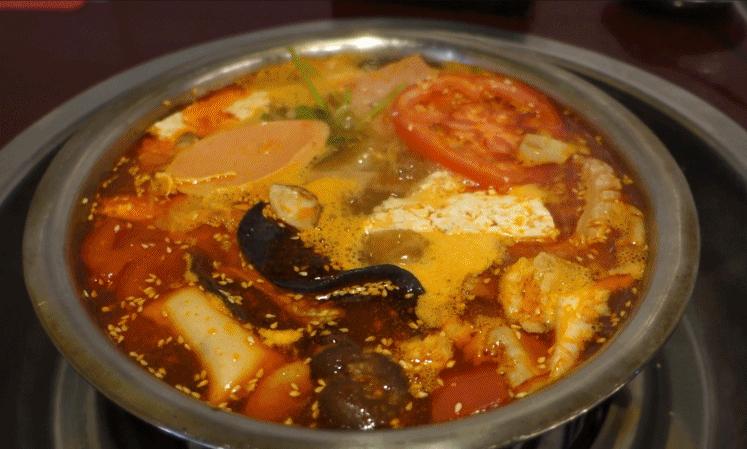 12条时髦老街，长满晒太阳的成都人