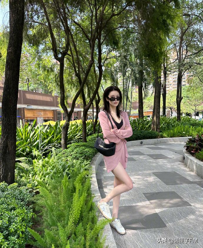 XL像童装，100斤就微胖？知名女星：我连大号都穿不上！网友：现在女装尺码真的很离谱