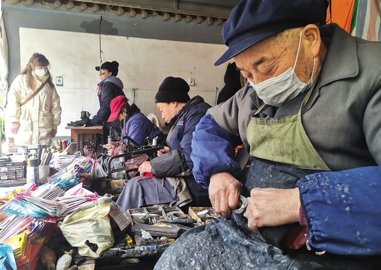 记者寻访兰州街头便民摊点：您家门口的“小修小补”还在吗？