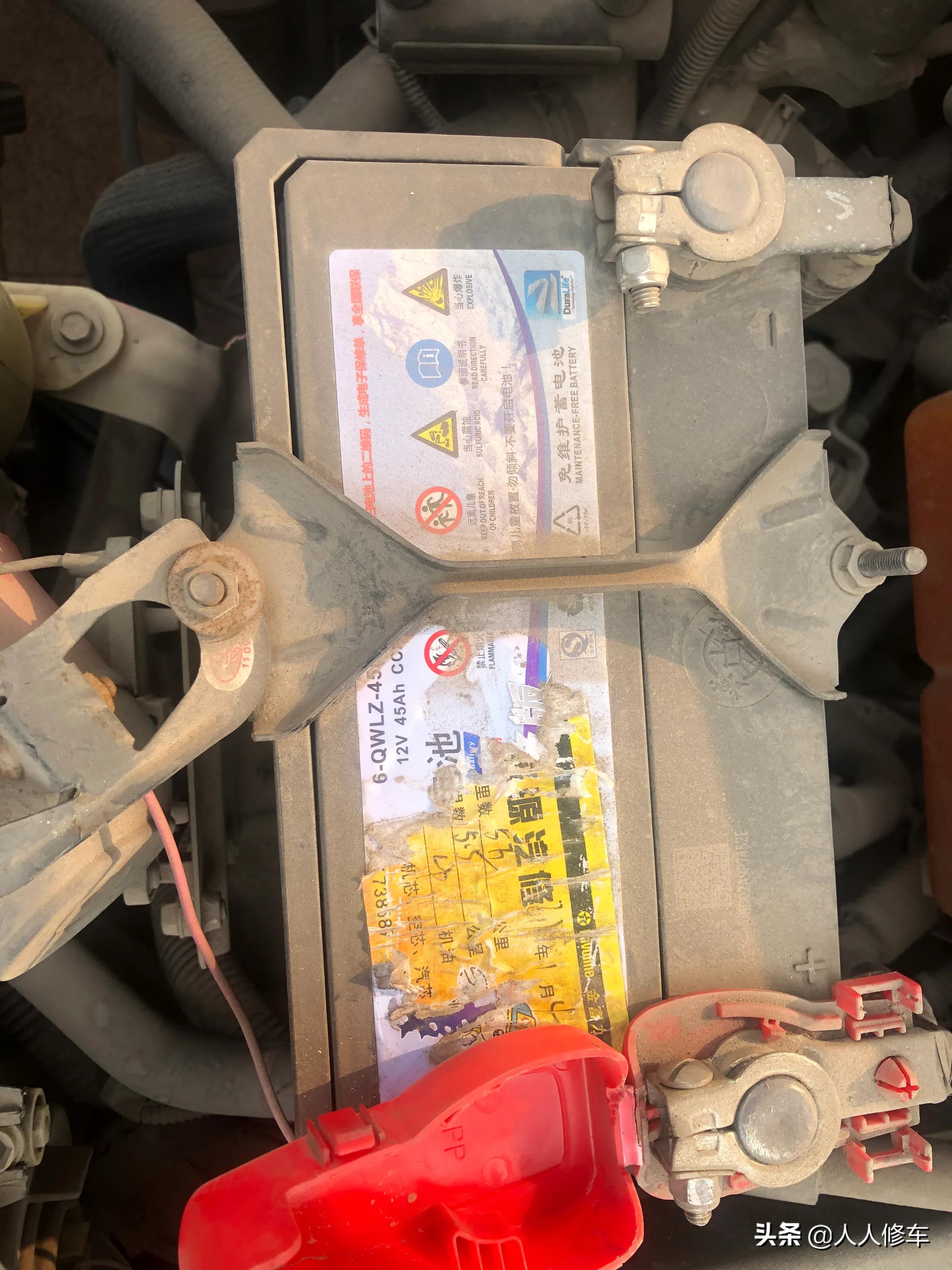 汽车新换的电瓶最近经常打不着火,新车五个月三次没电