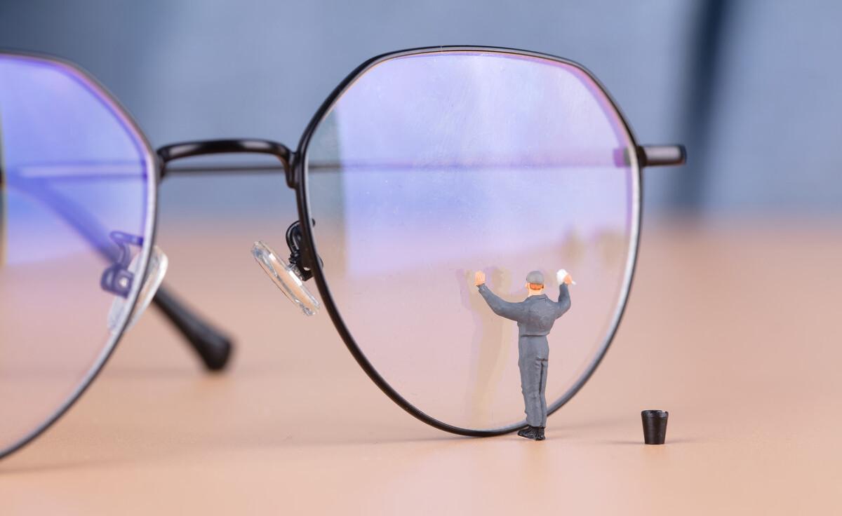 眼镜镜片有划痕了可以打磨吗,眼镜镜片有刮痕什么办法可以修复