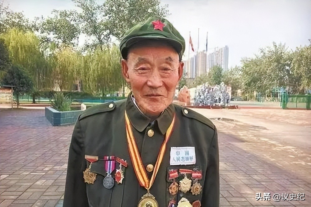 78岁老人被儿媳赶出家门，真实身份暴露后，政府直接送来30万津贴