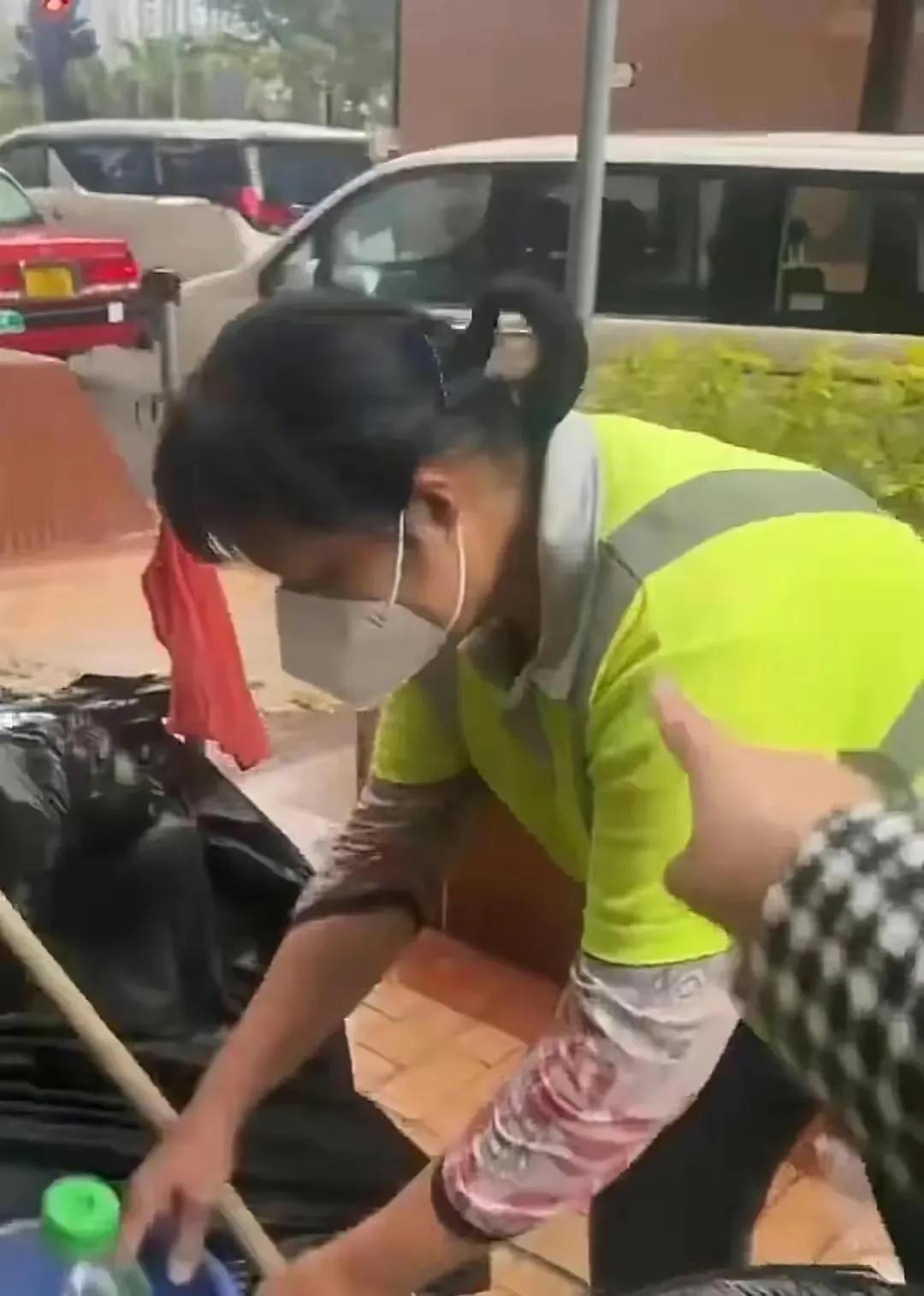 香港街头清洁阿姨被骂,香港环卫工人辱骂游客爆料视频