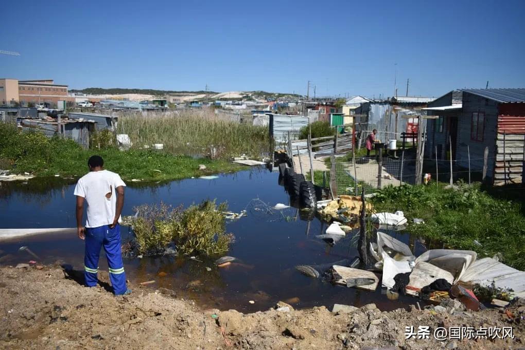 南非“黑白”地位大翻转，黑人翻身做主人，40万白人住贫民窟
