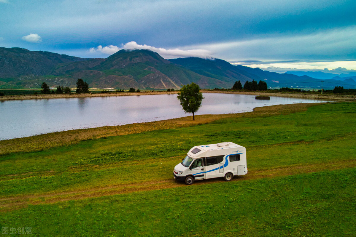 78岁老人环游世界走的很安详,七十多岁夫妇周游世界