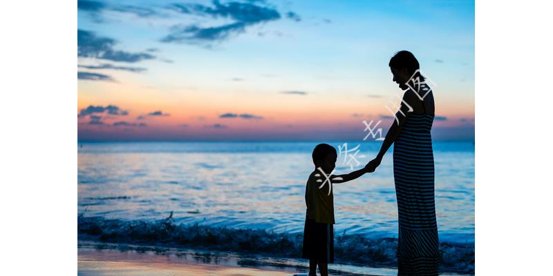 亲爸后妈把孩子给打了,姐弟被后妈打得奄奄一息