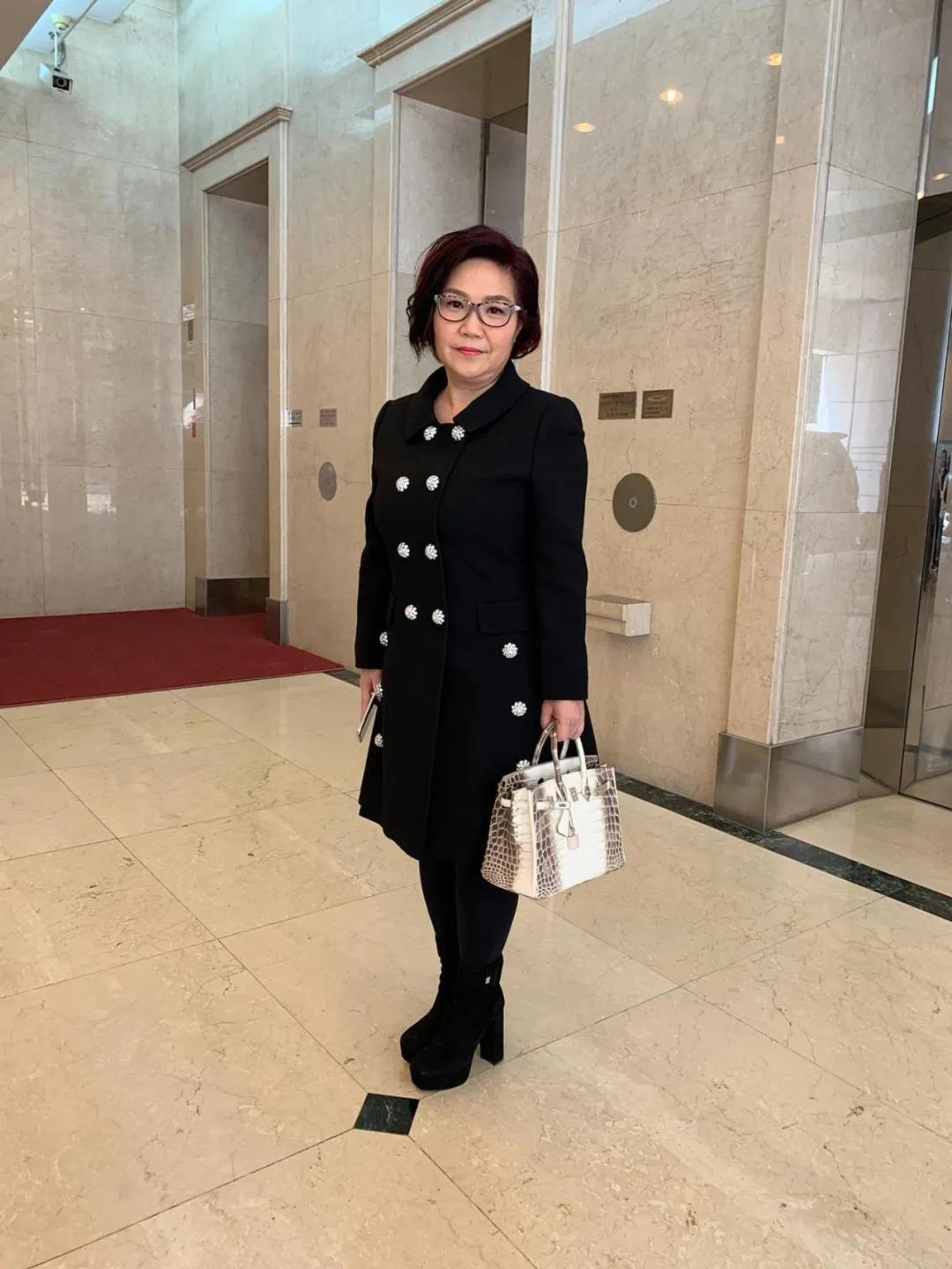 58岁亿万富婆带资入组，无人敢骂：风水大师都当上女主了...