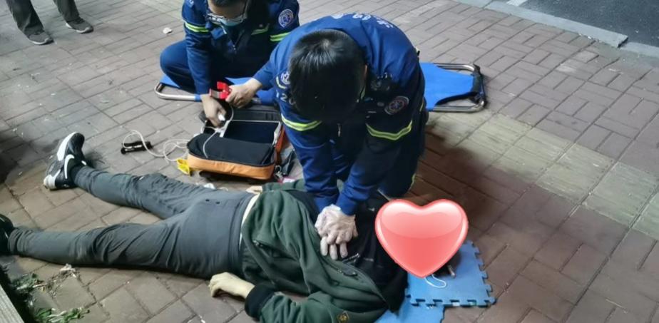 老人突发抽搐倒地120快速抢救转运