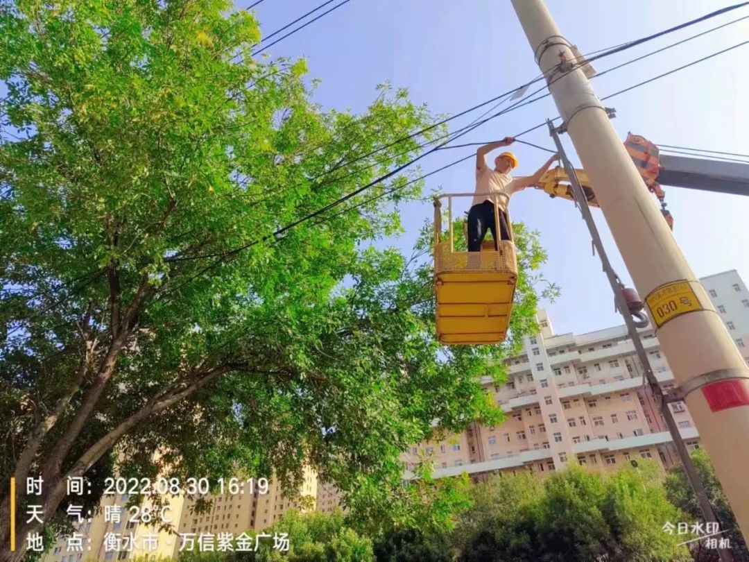 创城工作清除多余垃圾美化环境,创城清理窗户堆积物