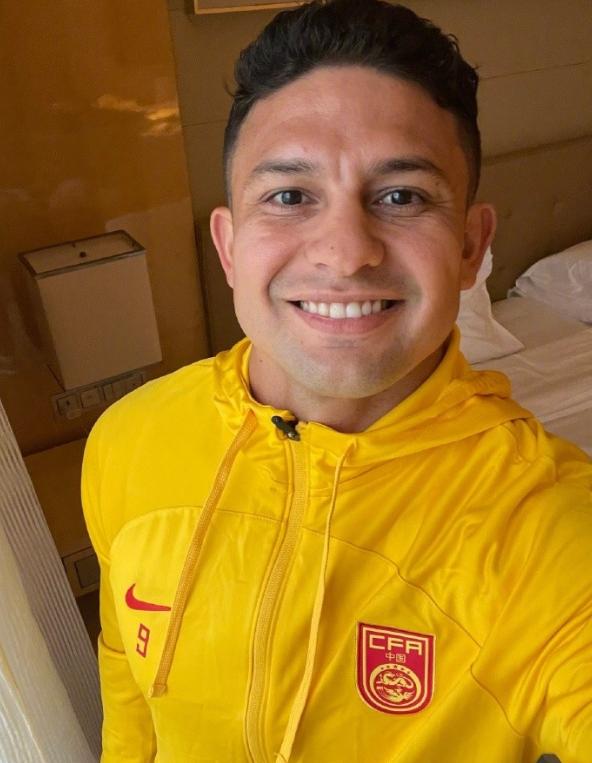 中超三消息：斯坦利将下课，艾克森晒国足训练服，三镇接触权敬源