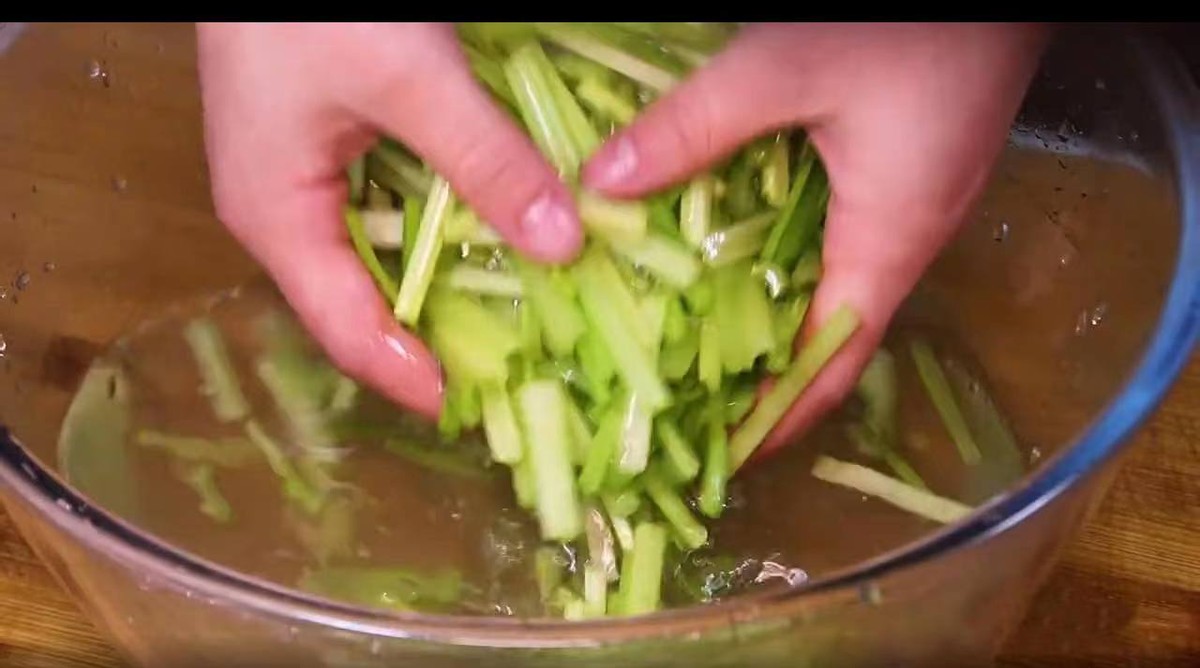 芹菜凉拌怎么做才脆爽,炒芹菜时切记不要焯水和直接炒