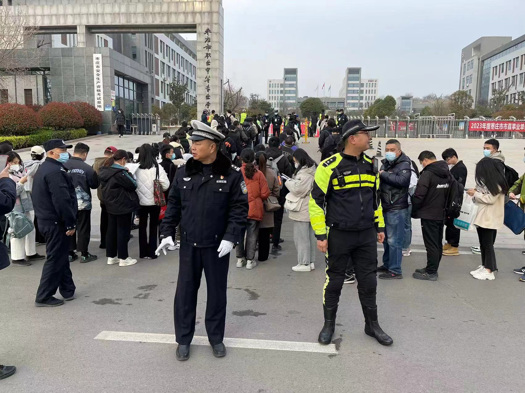 粗心考生遗失准考证交警紧急护送,马虎考生走错考点交警紧急救助