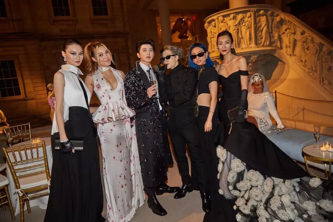 拖把头、海底生化人穿搭，美国这最受瞩目的一夜，如“群魔乱舞”