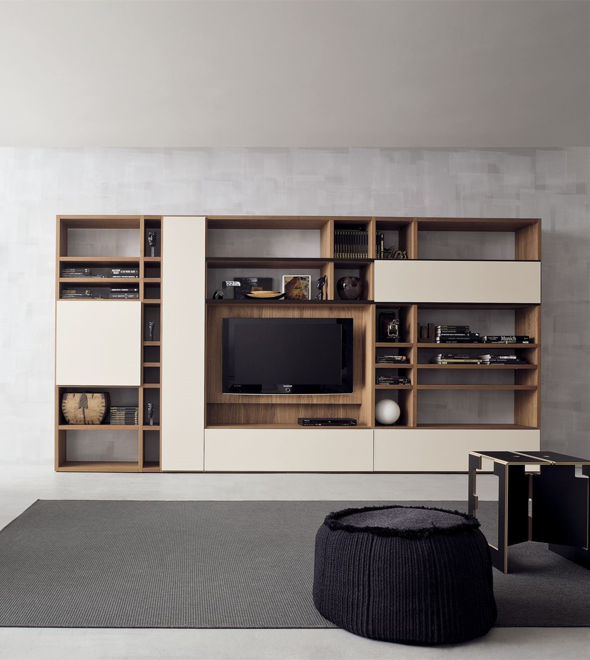 与其做满墙电视柜，不如留40㎝做书架，一柜两用，教科书级模板