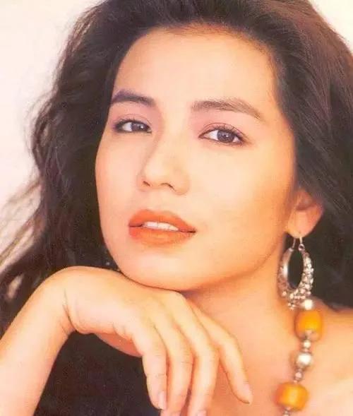 美女自有三分“龅”，不仅抗老而且显嫩，这7位女星都有轻微嘴凸