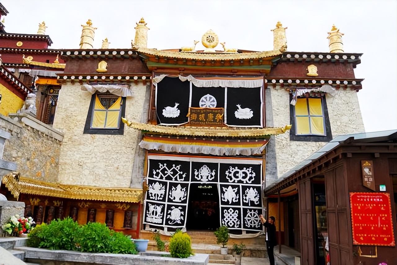 云南布达拉宫简介,云南小布达拉宫主要什么民族