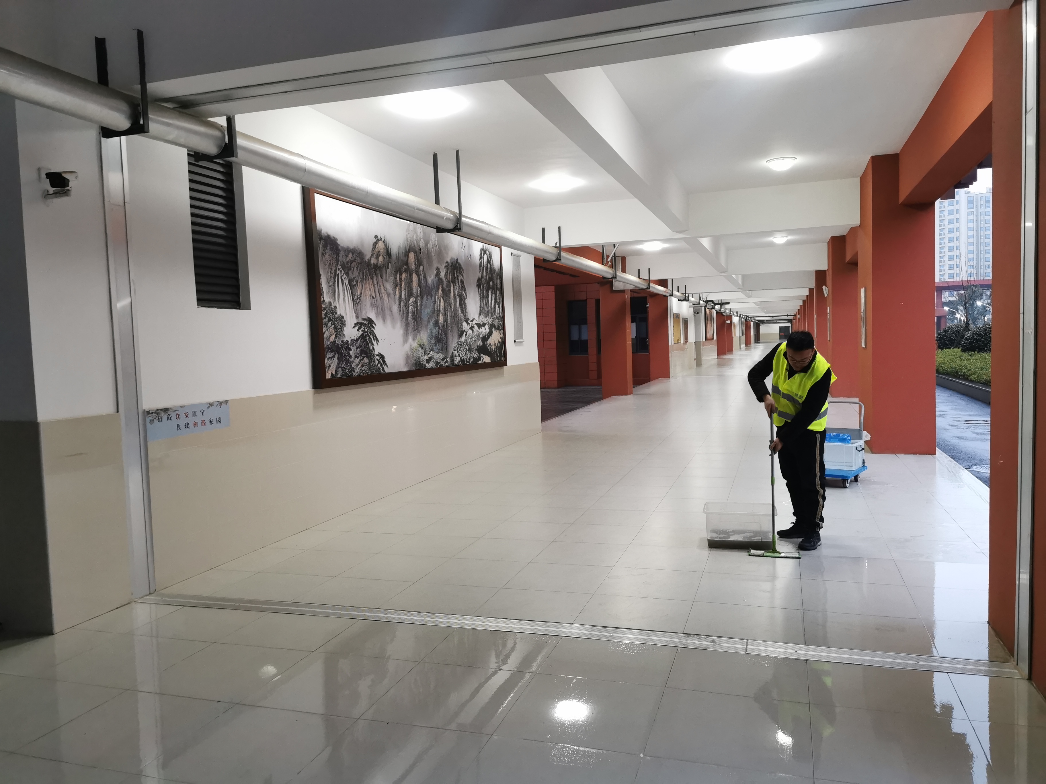 商场地板有水顾客滑倒,卫生间地面高洗澡水往外流咋弄