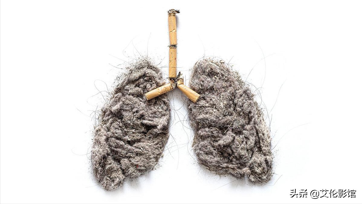 湖北一男子陪媳妇买东西，偷偷暗语买烟，收银员秒懂：男人的默契