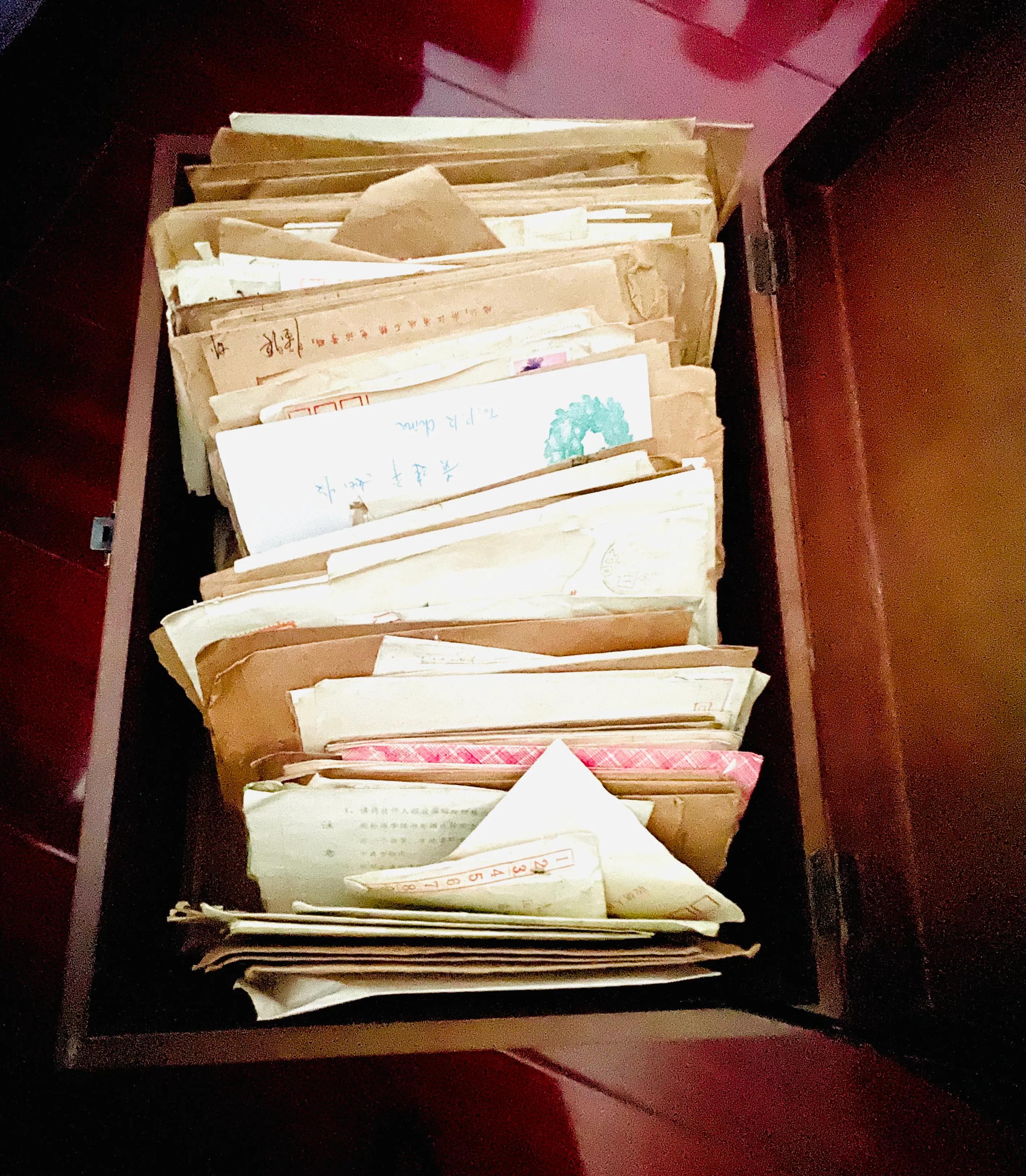 每一张信件背后都是一个青春时光,一封30年的情书