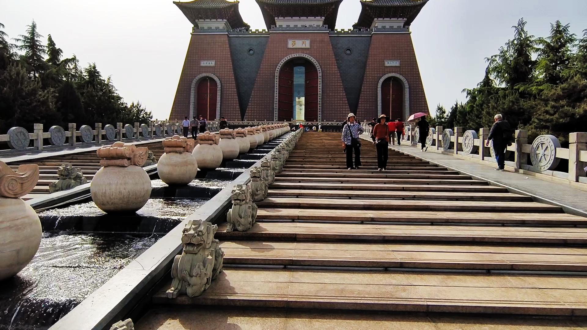 中国第一座门文化旅游景观展现中华民族历史渊源的华夏文明纪念碑