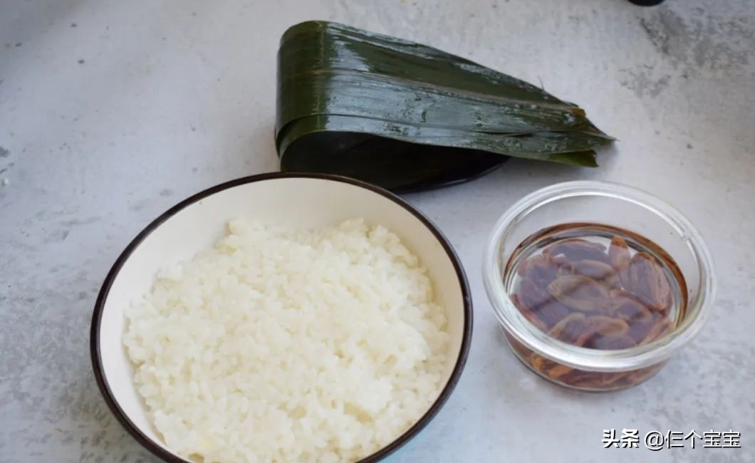 手残党怎么包四角粽子,六个月以上宝宝粽子做法