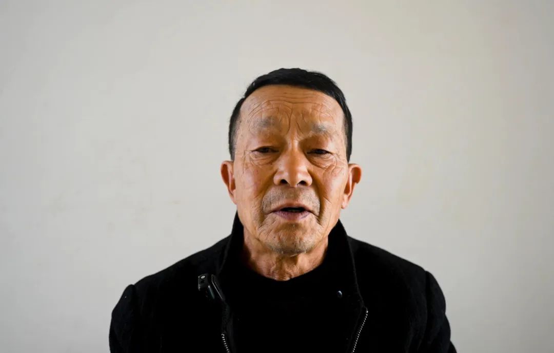 女童照顾卧床老母,三岁女童独自照顾瘫痪妈妈现状