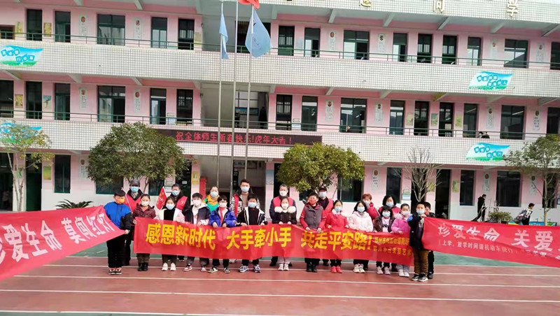 爱心学校志愿者护学岗活动,校门口家长志愿者护学