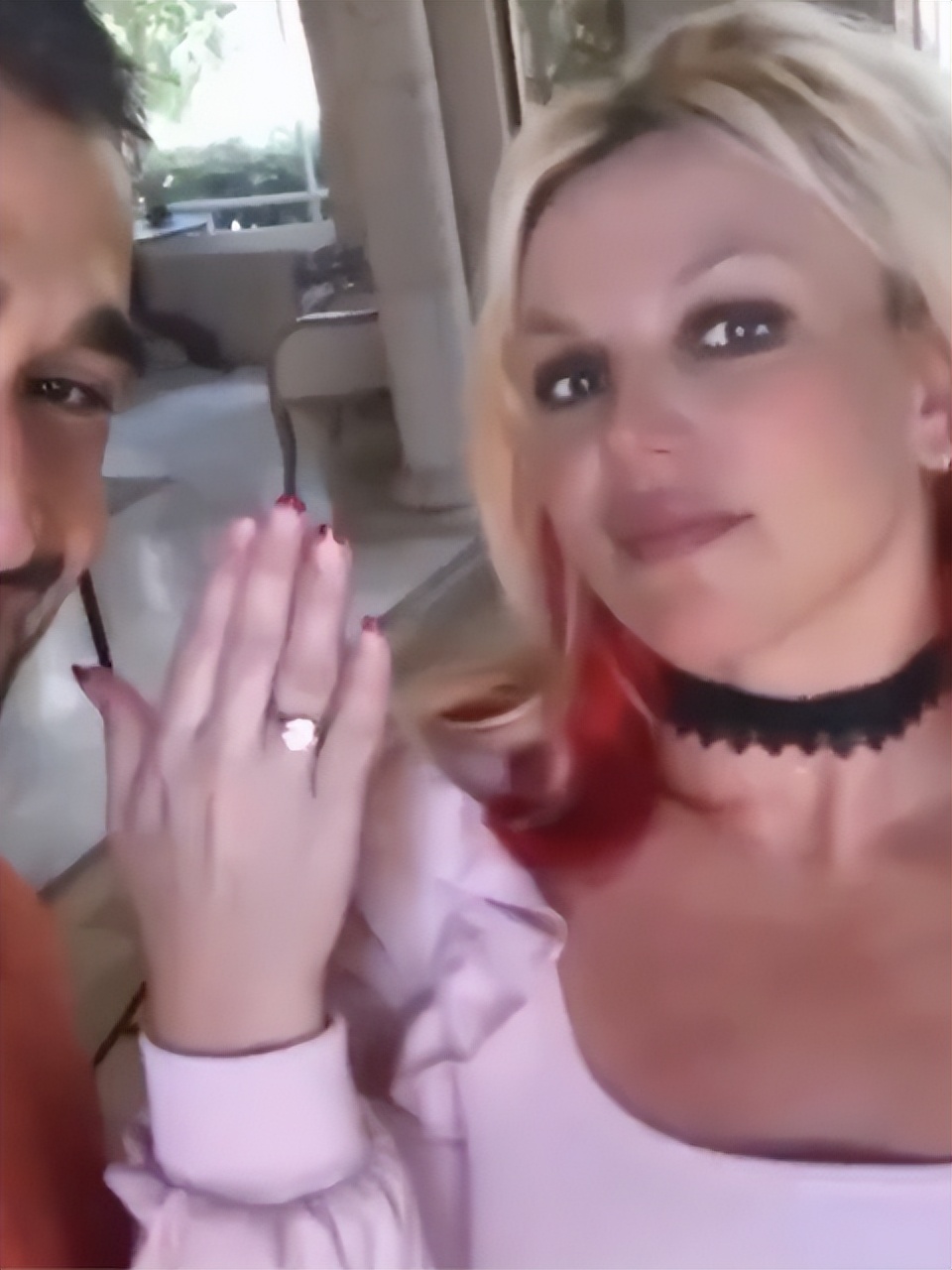 布兰妮官宣离婚后首现身,40岁布兰妮喜得三胎女儿