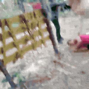 “姑娘你不能挡一下那里么？那东西让人看了很难为情”哈哈哈