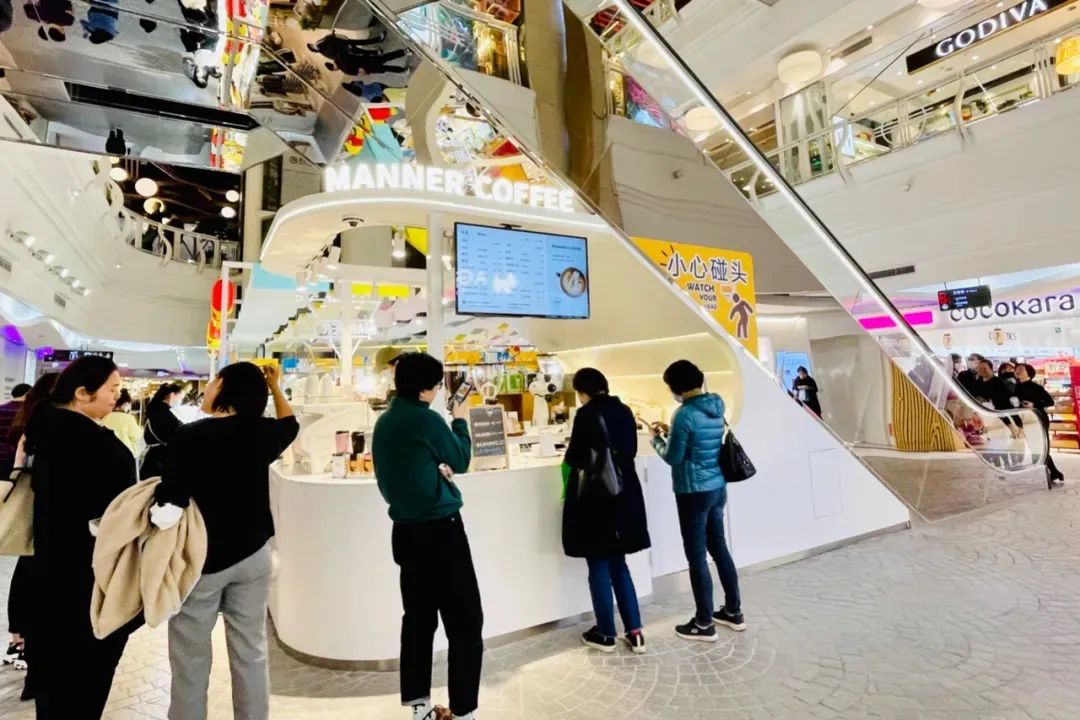 购物中心电梯两边手扶梯陈列 (购物中心顶楼业态规划)