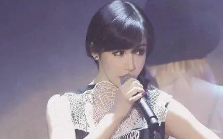 她曾比Lisa还火爆，却因服用“禁药”被*制抵**，如今宛如“充气人”