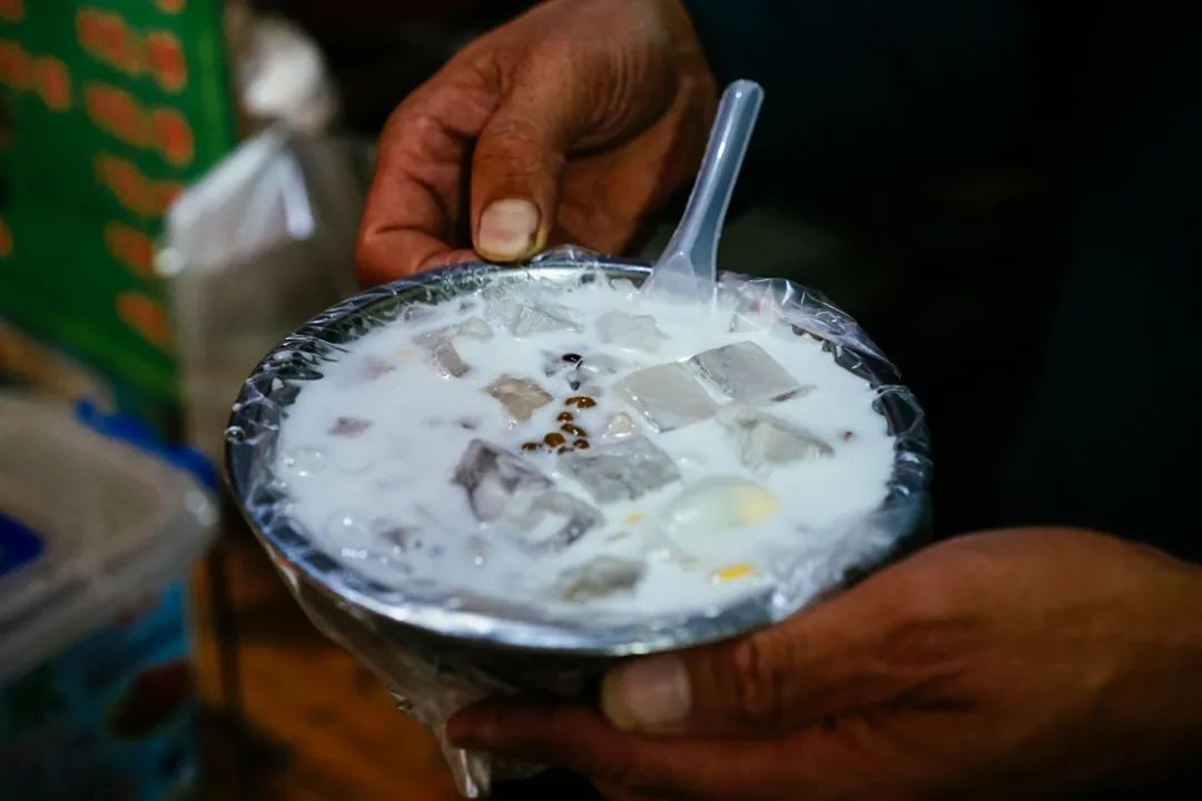 早餐烤乳猪，海鲜论盆卖？这座海岛小城舒坦得有点离谱了