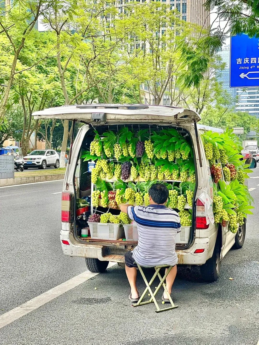 夫妻摆地摊月入90000,95后夫妻摆摊日收入9000多元