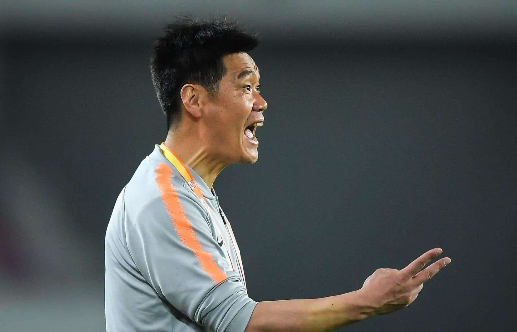 青岛足球教练李霄鹏,李霄鹏鲁能换帅视频