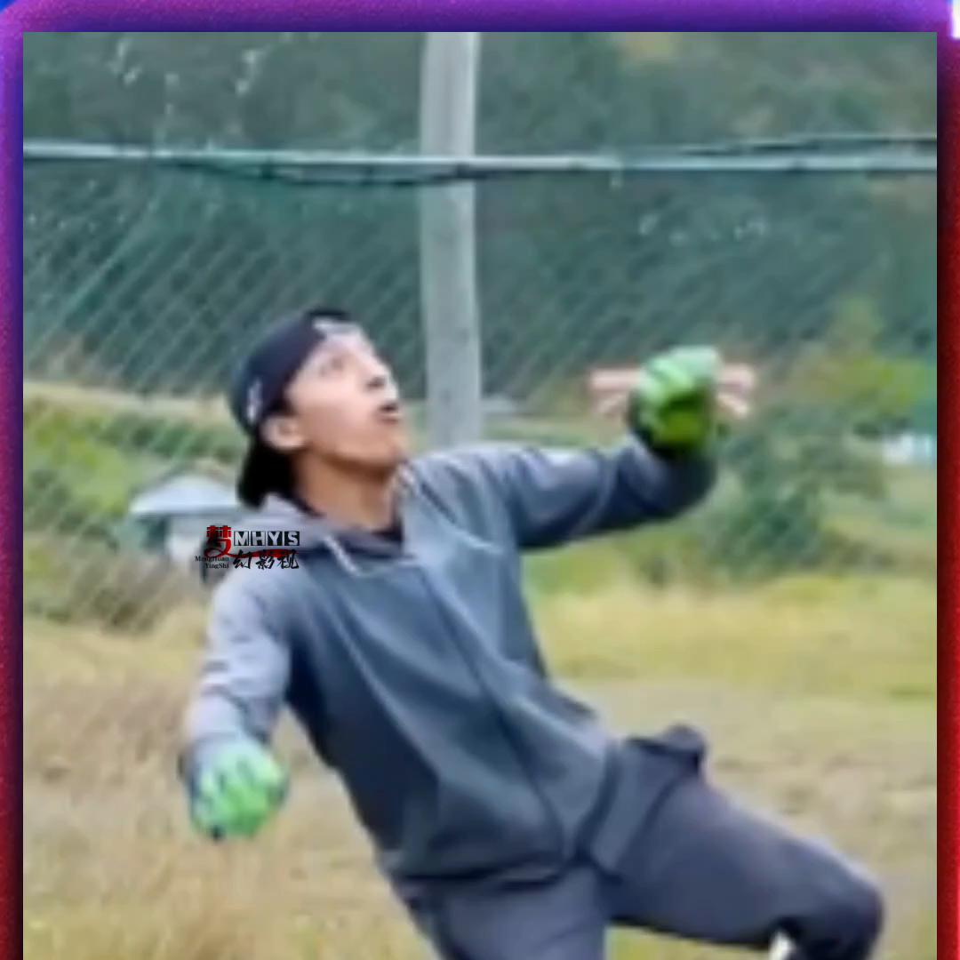 男孩穿着用塑料袋做的球衣,男孩用塑料袋做球衣