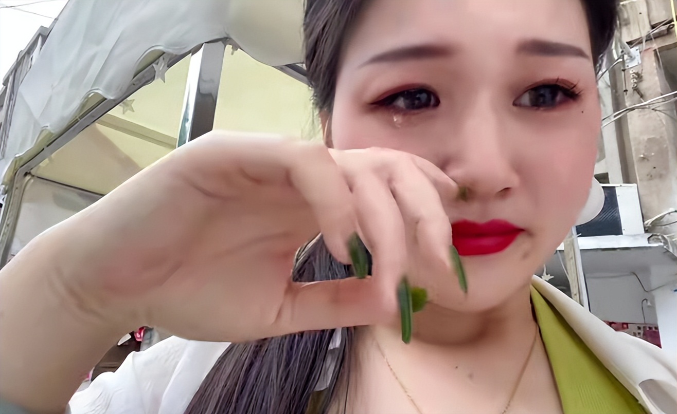 摆摊卖冰粉挣了二十万,女大学生初次摆摊卖冰粉