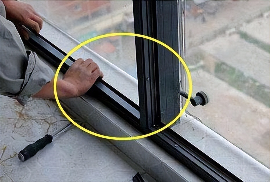 窗户关严实漏风,窗户有冷风怎么处理