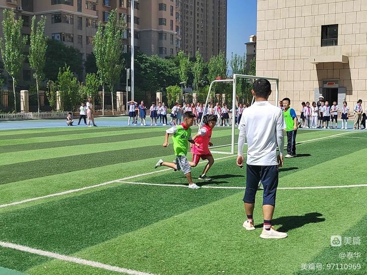 球在脚下“足”够精彩泰华实验小学足球比赛“火热”开赛