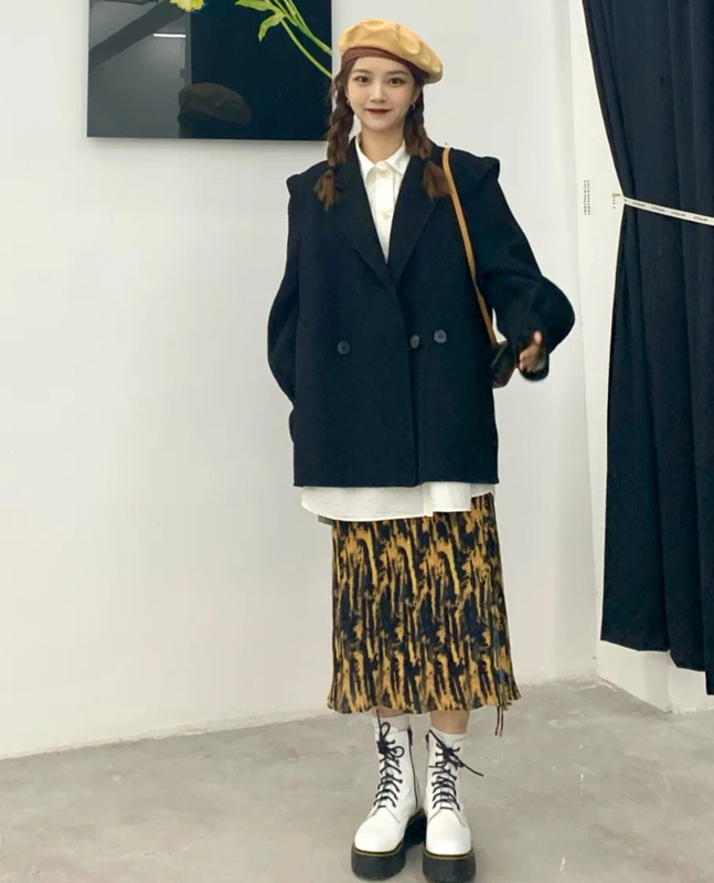 百搭小黑裤怎么搭都好看四季,不显胖的早春穿搭小黑裤