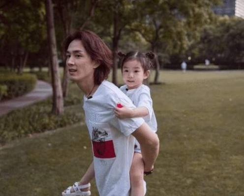 “被小三”的戚薇，背锅8年不坑声，她的聪明你想不到