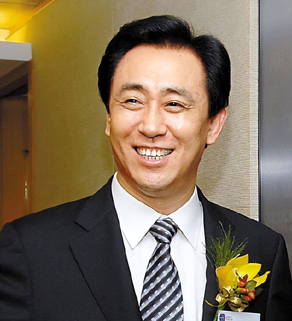 曾经的地产大亨许家印衣锦还乡,许家印30年商海浮沉