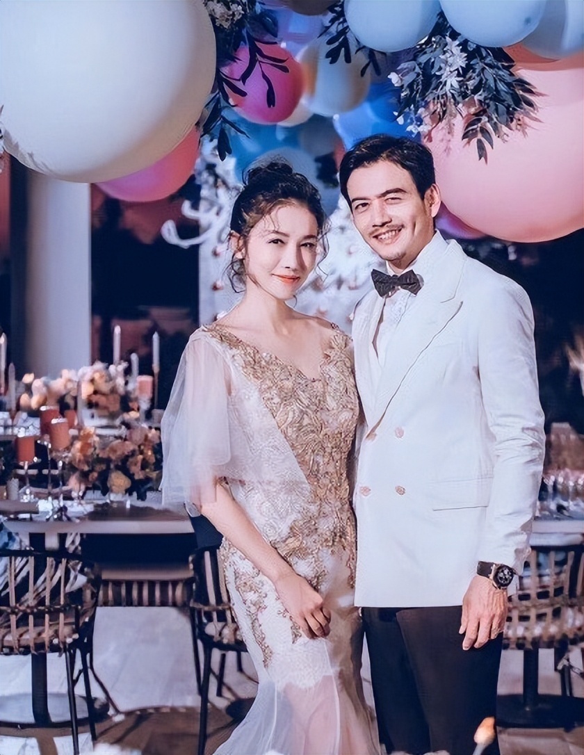 杨烁为娇妻庆生,杨烁张晋一家三口