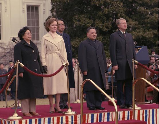 1979年*小平邓**访美，上百名美国儿童唱一首歌，*小平邓**听后热泪盈眶