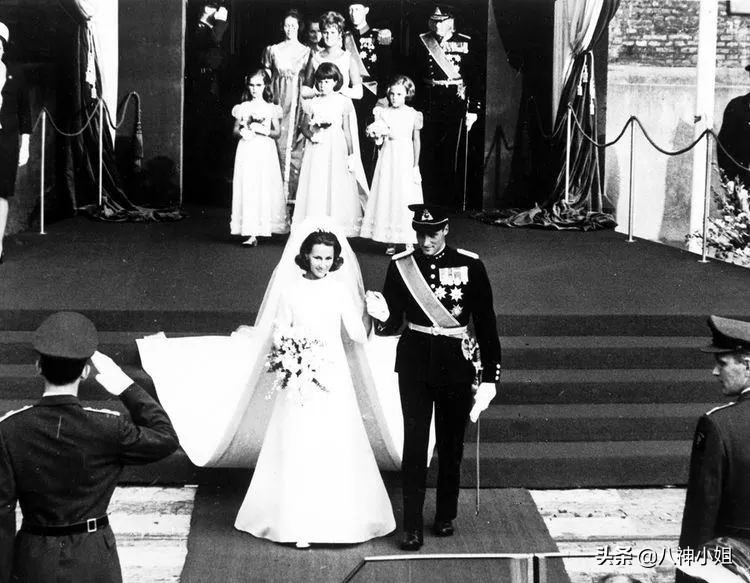 85岁平民王后替夫出席公务，大牌不断，婚姻竟然是欧洲最美满的？