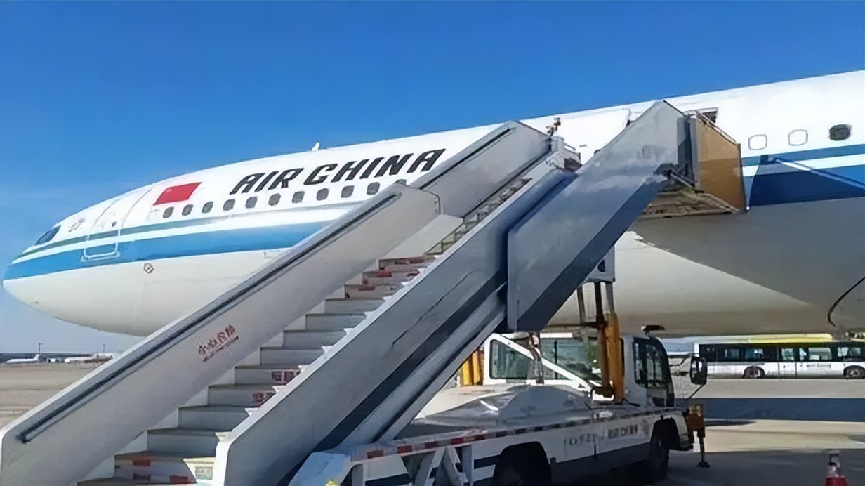 乘客从火车卧铺三层摔下送医抢救,南航受伤乘务员正在icu接受救治