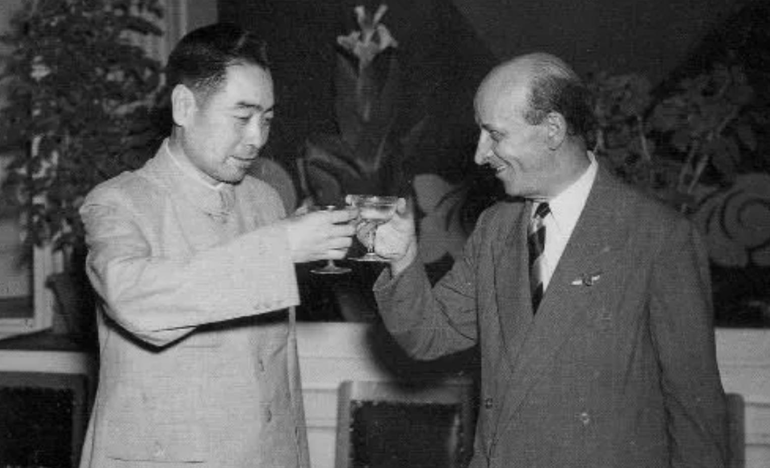 1956年钱学森参加宴会，到场后找不到自己座位，毛主席：坐我身边