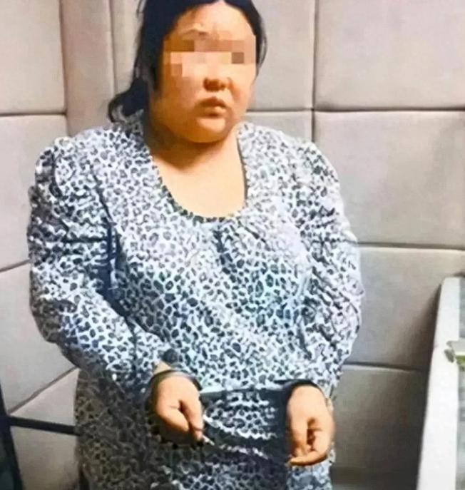 她端起滚烫的热油，灌入五岁女儿的口中她端起滚烫的...