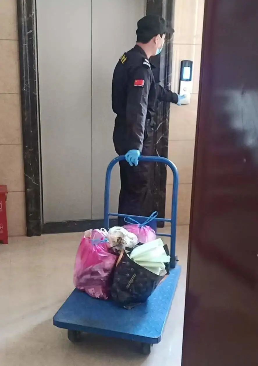 战“疫”路上不停歇的亚星盛世物业“跑腿团”