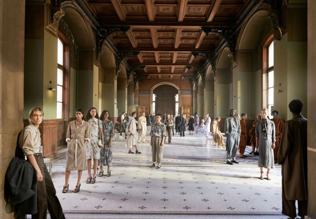 穿大牌西装背200块帆布包，混搭百元球鞋，她演女高管我服！