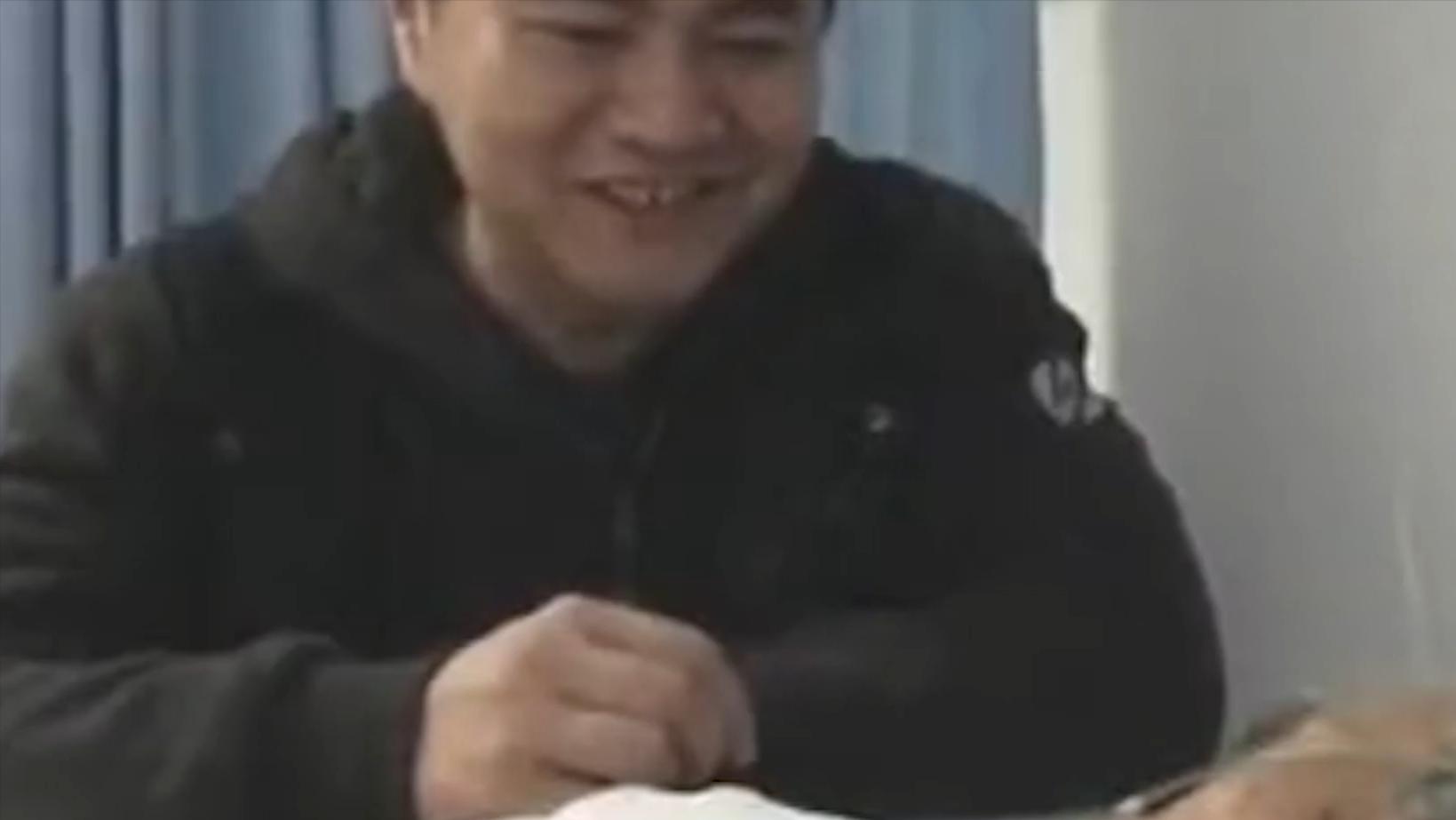 六旬老人晕倒医生急救援,八旬医生抢救老人